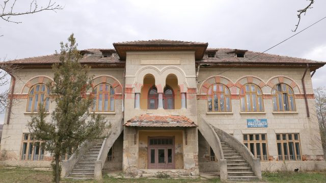 Una dintre cele cinci şcoli din Prunişor care şi-au închis porţile, din lipsă de copii (Foto: Lucian Anghel)
