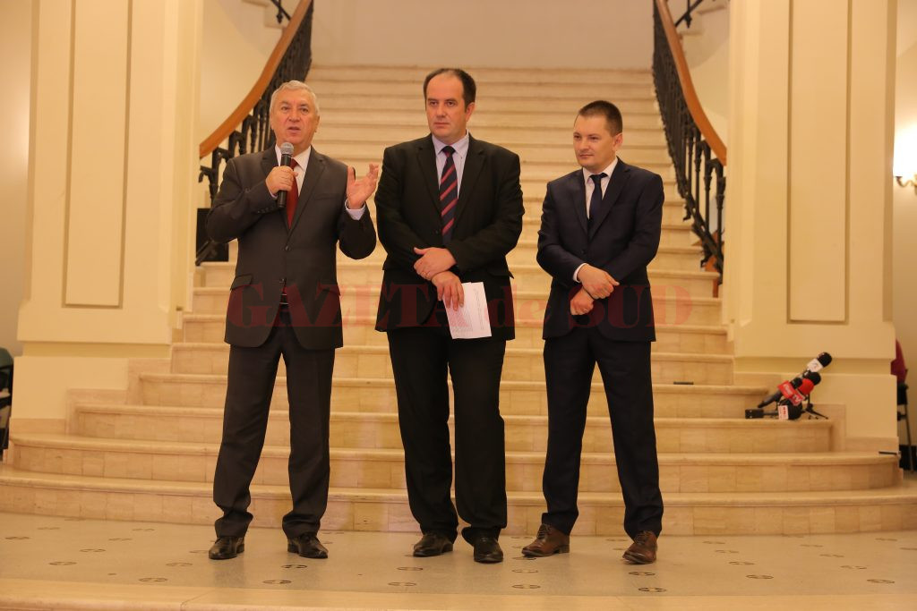 Preşedintele CJ Dolj, Ion Prioteasa, directorul Muzeului Olteniei, Florin Ridiche, şi Cosmin Vasile, vicepreşedintele CJ Dolj