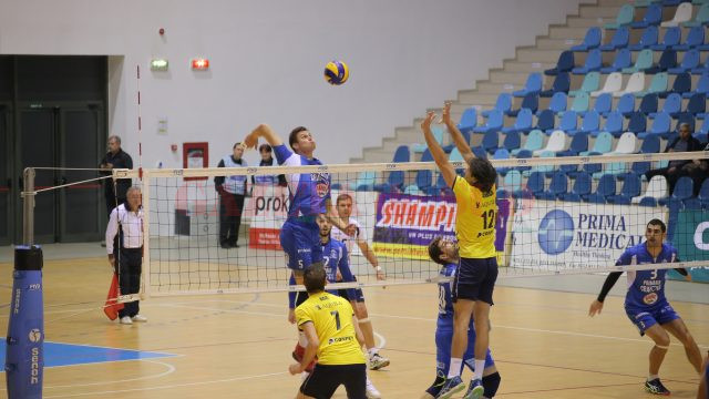 Nikita Stulenkov (la minge) și colegii săi au învins Ploieștiul în minumum de seturi (foto: Claudiu Tudor)