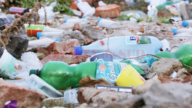 Platforma fostei mori devine, încetul cu încetul, un loc de depozitat gunoi