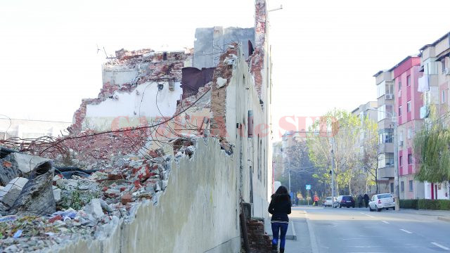Elevii şcolilor din apropiere trec zilnic pe lângă zidul ce stă să se prăbuşească
