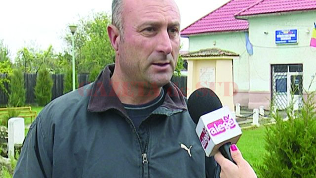 Iulian Surdea este şi membru al Ansamblului Dunăreana, şi antrenor al echipei de fotbal din Gârla Mare (Foto: Lucian Anghel)