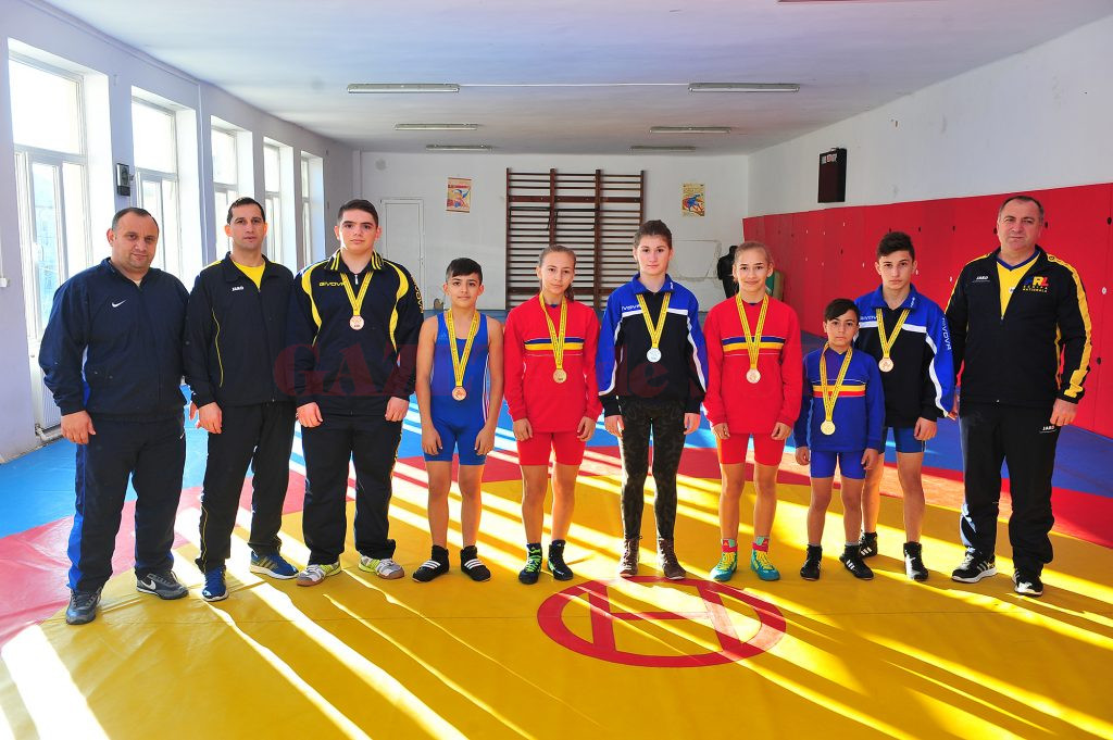 La Campionatul Național rezervat juniorilor mici de la Buziaș, luptătorii craioveni, antrenați de frații Marius şi Aurel Cimpoeru (stânga) și Valentin Boboșca (dreapta) au obținut șapte medalii: trei de aur, una de argint și trei de bronz