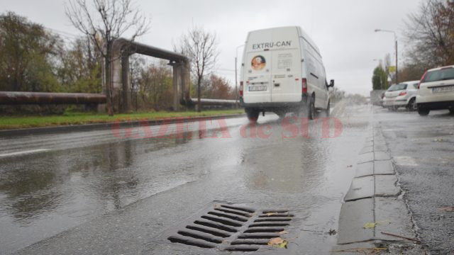 Apa strânsă pe bulevardul Dacia, zona Craiovița (Foto: Bogdan Grosu)
