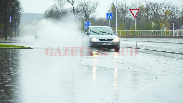 La intersecția străzilor Bucovăț și Banul Stepan cu bulevardul Știrbei Vodă se formaseră ieri adevărate lacuri de acumulare (Foto: Bogdan Grosu)