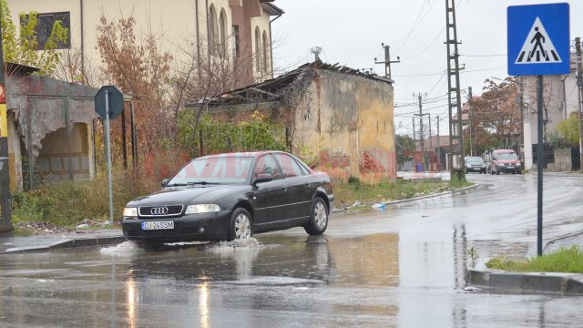 Pe strada Bucovăț, recent reabilitată, sunt zone unde apa nu are unde să se scurgă (Foto: Bogdan Grosu)