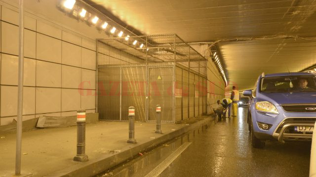 Angajații CAO desfundau ieri o gură de canal aflată în pasajul subteran (Foto: Bogdan Grosu)
