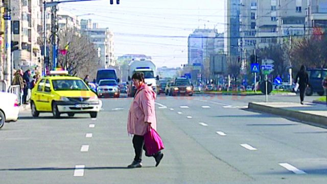 Oamenii preferă să traverseze printre maşini, chiar dacă trecerea de pietoni este în apropiere