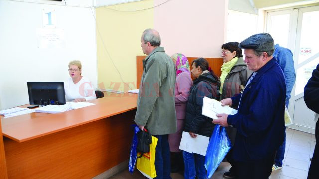 Înainte să înceapă fiecare serie de bilete de tratament, cele refuzate de titularii de drept se redistribuie, la ghișeul 5 al CJP Dolj (Foto: Arhiva GdS)