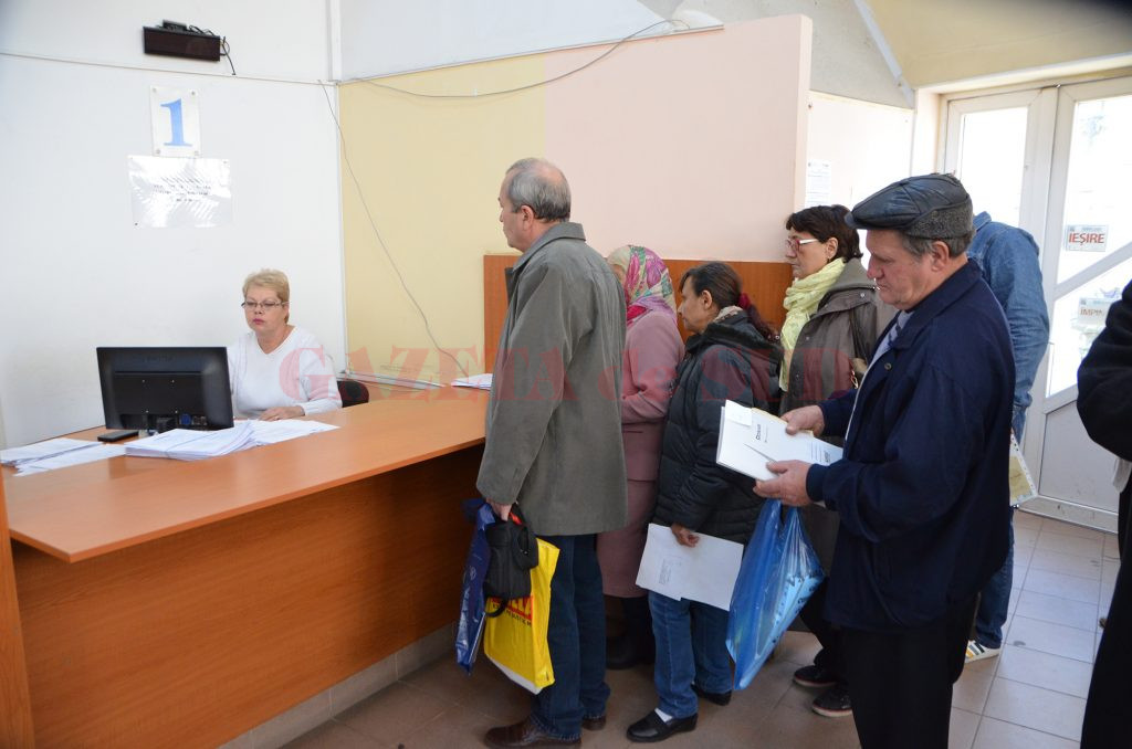 Persoanele care vor să cumpere vechime din urmă se prezintă la ghișeele CJP Dolj cu actul de identitate (Foto: Claudiu Tudor)