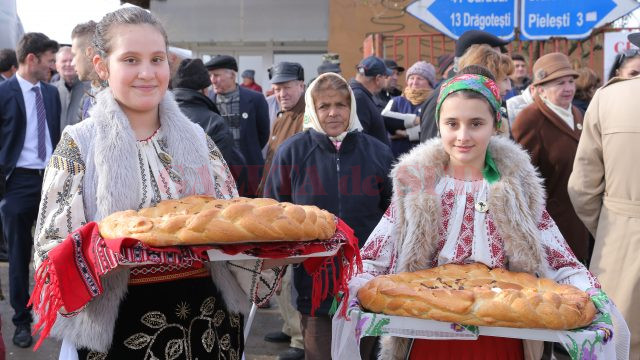 Elevii din Robăneşti, dar şi de la unităţi de învăţământ din Craiova, au participat la manifestările de la Robăneşti (Foto: Lucian Anghel)