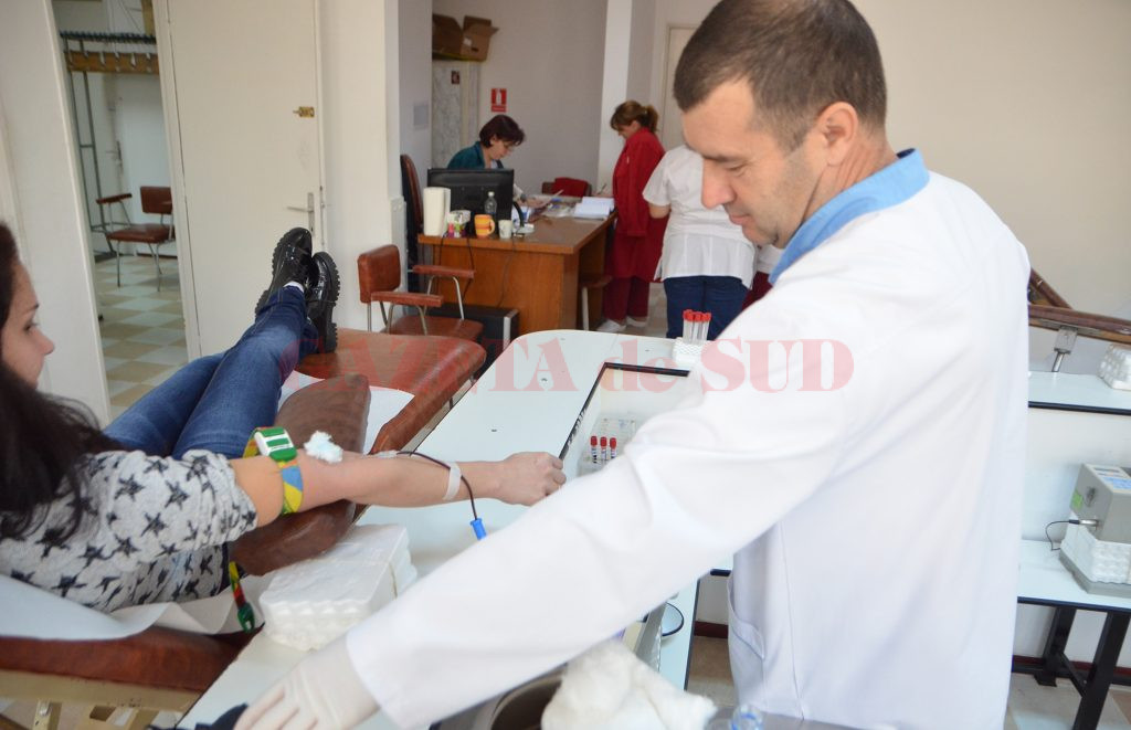 Peste 600 de tineri craioveni au demarat o campanie de donare de sânge care va dura o lună