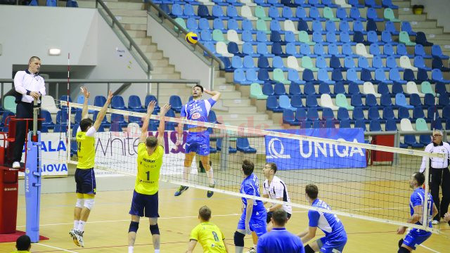 Laurenţiu Lică (la minge) şi colegii săi au învins cu 3-0 Ploieştiul şi pornesc cu prima şansă  de calificare în semifinalele Cupei României (Foto: Claudiu Tudor)