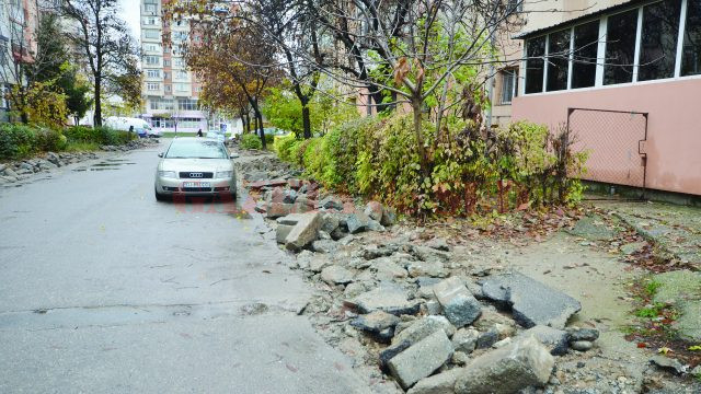 Stradă din Craiovița Nouă unde s-au scos bordurile  și s-au oprit lucrările (FOTO: Claudiu Tudor)