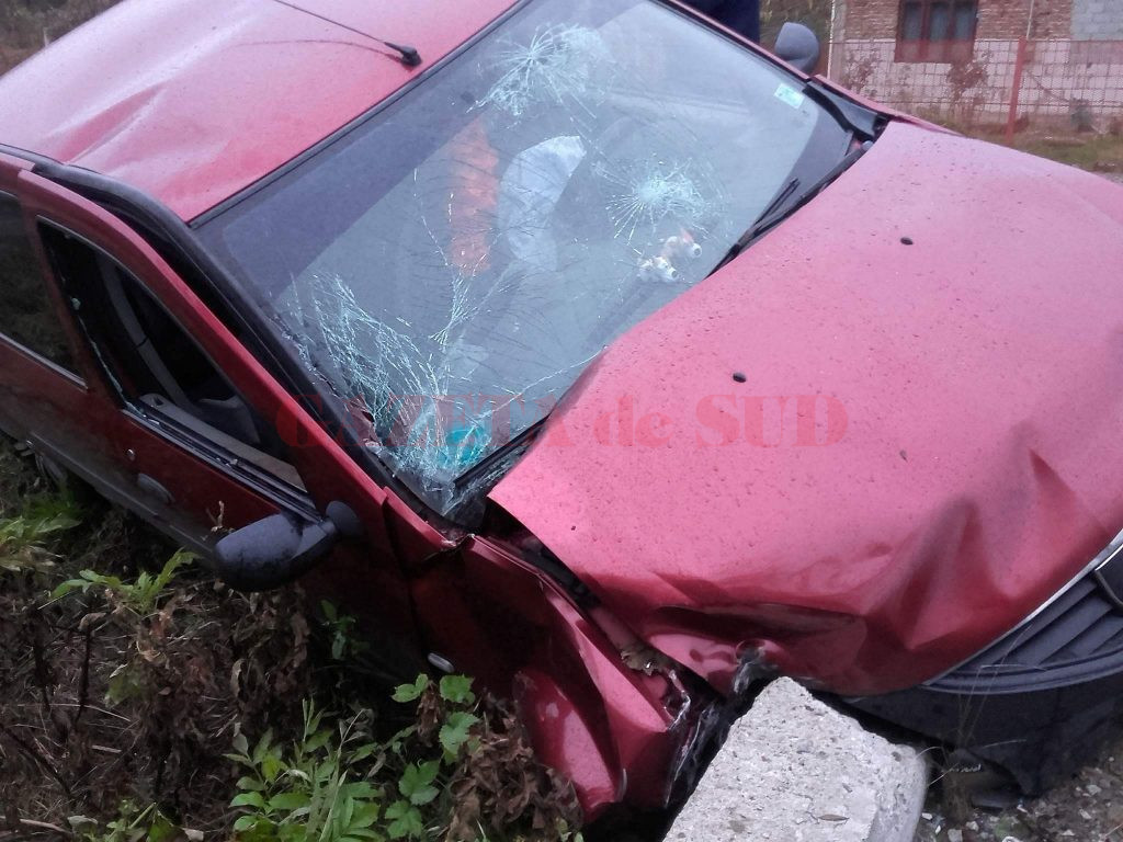 Maşina a ajuns în şanţul de pe marginea drumului naţional