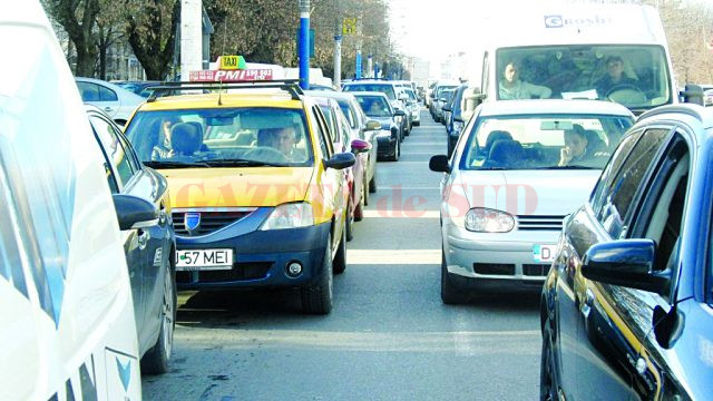 În multe zile, Calea Bucureşti este foarte greu de tranzitat din cauza aglomeraţiei (Foto: GdS)