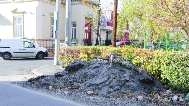 O parte din molozul rezultat după asfaltarea străzii Beethoven a fost lăsat pe trotuarul de pe strada Dumbrăveni (Foto: Lucian Anghel)