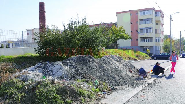 După reabilitarea străzii Virgil Madgearu, constructorul a uitat să ridice și molozul rezultat, o parte din acesta fiind lăsat pe trotuar (Foto: Lucian Anghel)