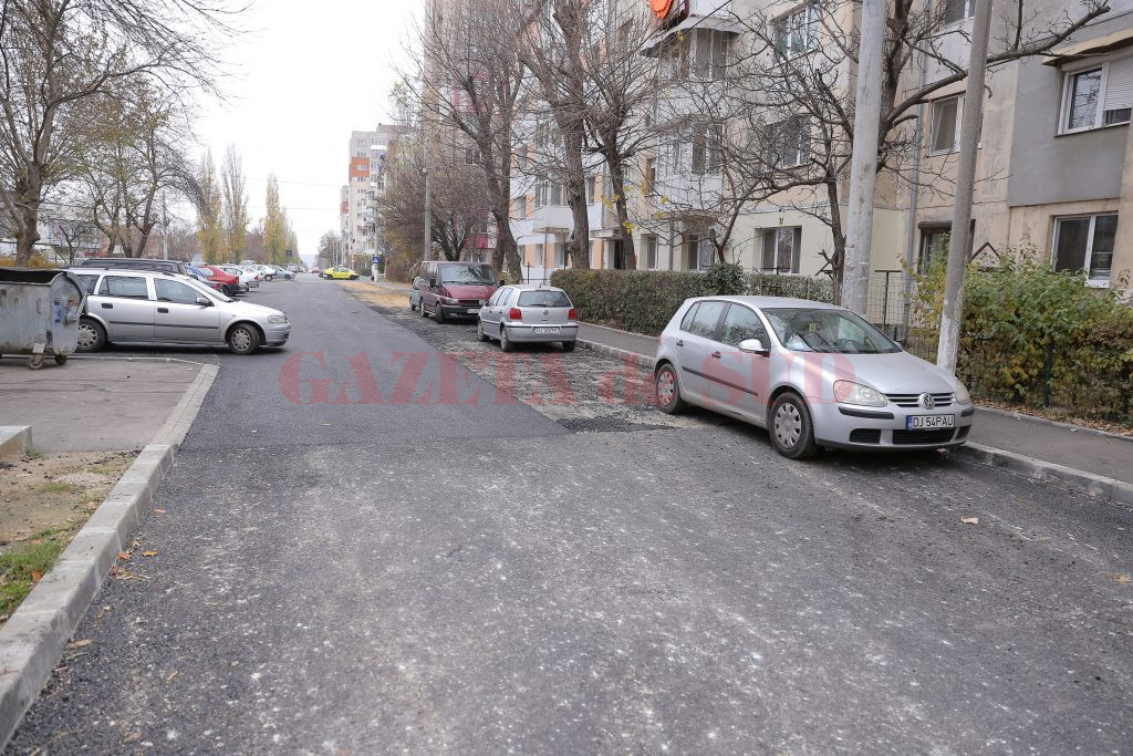 Locurile de parcare din cartierele orașului sunt limitate (Foto: Claudiu Tudor)