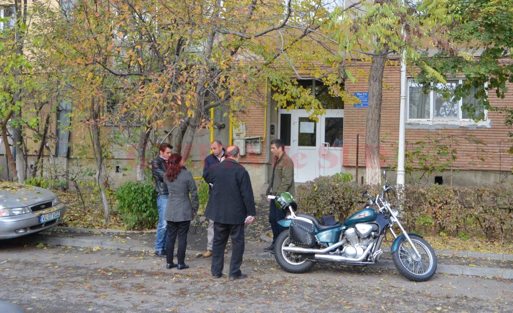 Proprietarii din blocul F11, revoltați împotriva celor de la asociație (Foto: Claudiu Tudor)