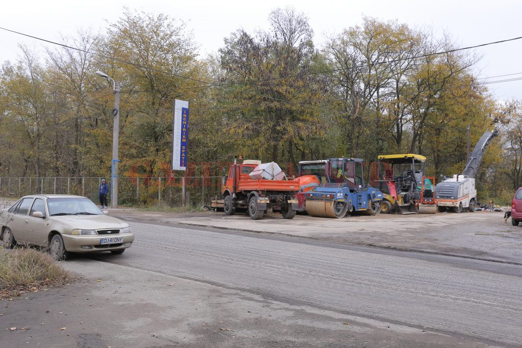 Utilajele asfaltatorului erau trase pe dreapta, vineri la ora prânzului (Foto: Lucian Anghel)