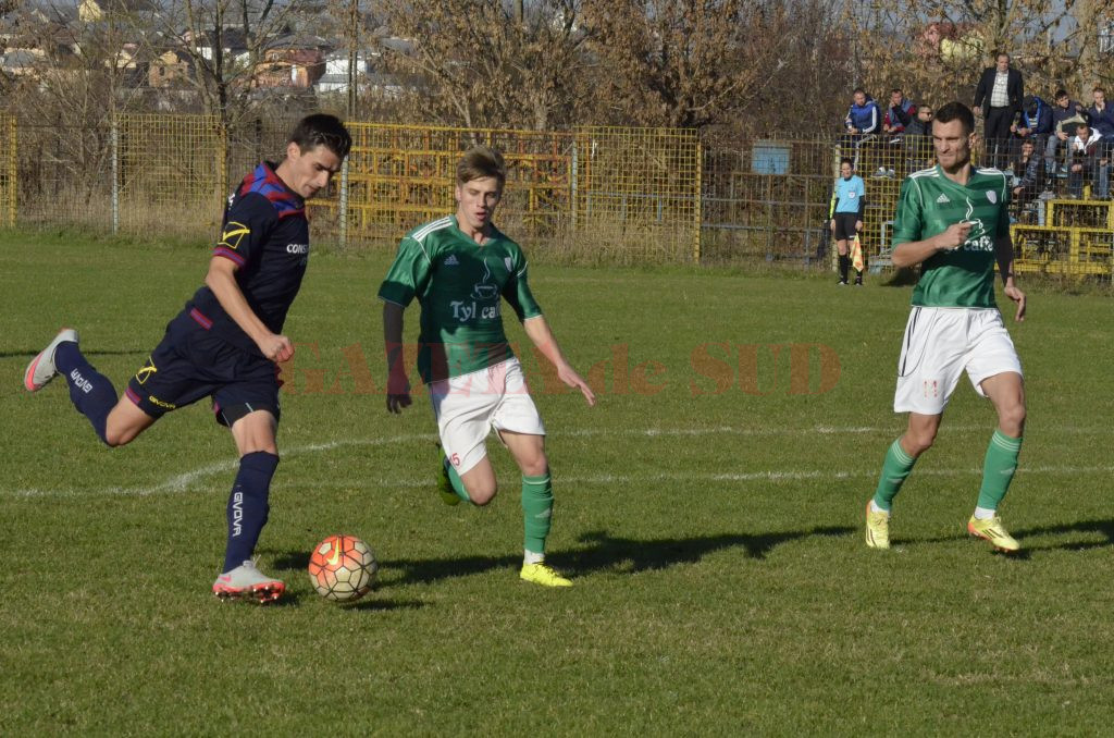 Alex Fotescu l-a executat pe Cârstoiu cu un şut la vinclu (Foto: Alexandru Vîrtosu)