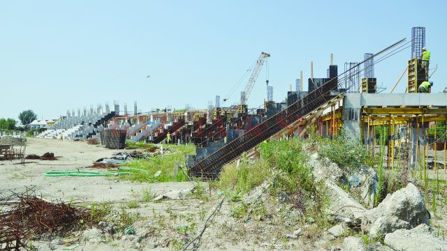 Stadionul de atletism, un proiect abandonat (FOTO: Claudiu Tudor)