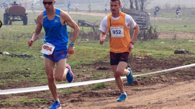 Marius Ionescu (în albastru) și Andrei Ștefana vor participa la Campionatul Balcanic de cros (foto: 4run.ro)