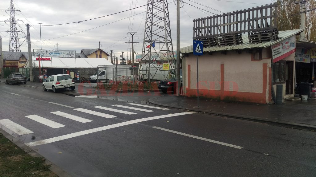 Trecerea de pietoni de pe strada Râului amenajată la intersecția cu strada Victor Papillian și care dă în depozitele cu materiale de construcții (Foto: Marian Apipie)