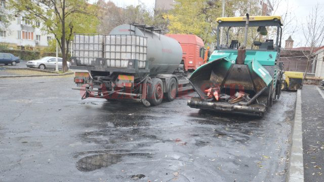 Utilajele din parcarea de lângă strada Castanilor, zona Craiovița Nouă, așteptau joi muncitorii (FOTO: Claudiu Tudor)