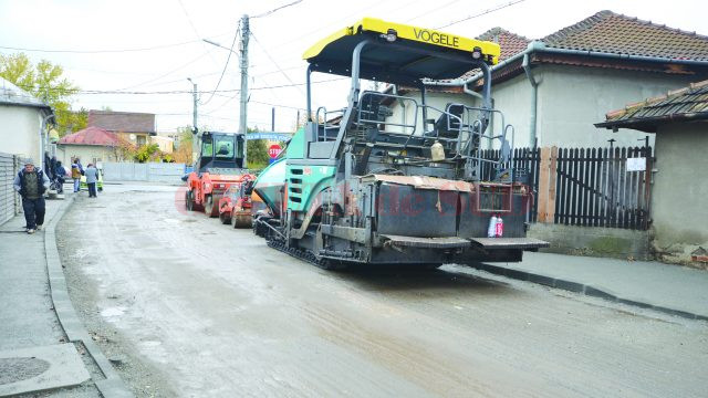 Pe strada Fluturi, utilajele erau și joi trase pe dreapta (FOTO: Claudiu Tudor)