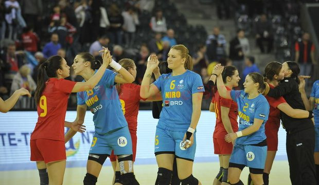 Cristina Zamfir (nr. 19, în albastru), jucătoarea de la SCM Craiova, a marcat trei goluri pentru România A (foto: Prosport)