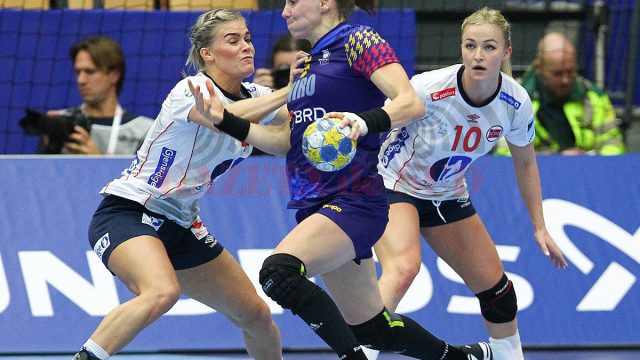 Melinda Geiger (la minge) și colegele sale au debutat cu stângul la Euro (foto: EHF)