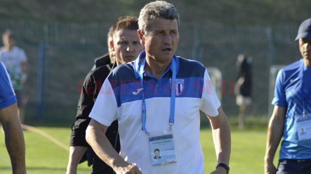 Gigi Mulțescu și-a felicitat elevii pentru efortul depus în prima parte a campionatului (Foto: Alexandru Vîrtosu)