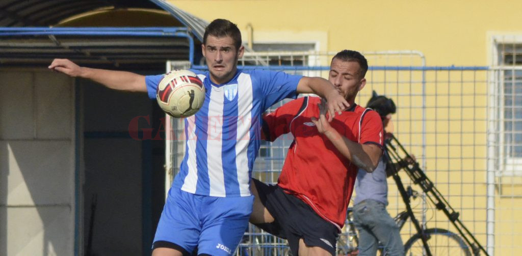 Sergiu Jurj (la minge) speră să fi scăpat de accidentări şi să demonstreze că este un om de gol veritabil (Foto: Alexandru Vîrtosu)