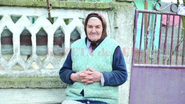 Maria Pozderie aşteaptă să i se deschidă poarta de Crăciun (Foto: Claudiu Tudor)