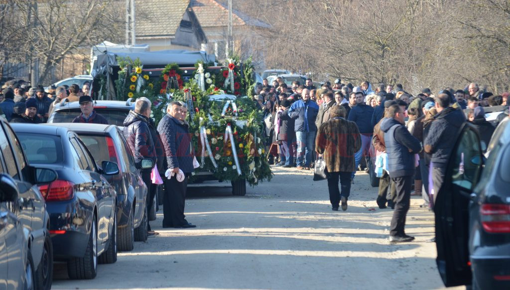 Sute de oameni le-au adus un ultimul omagiu tatălui şi fiului ucişi la Palilula (Foto: Bogdan Grosu)