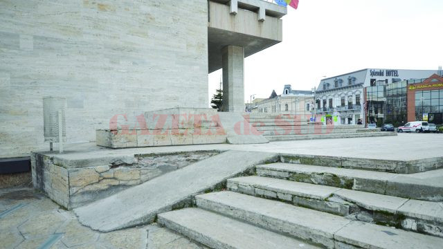 La Teatrul Naţional, rampa pentru persoanele cu dizabilităţi nu are înclinația potrivită (Foto: Bogdan Grosu)
