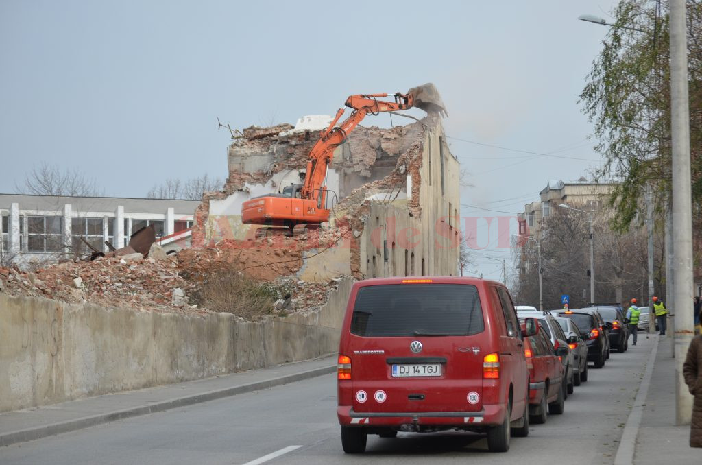 Proprietarul Morii Gorjului a fost sancţionat pentru modul în care a fost demolată construcţia (Foto: Bogdan Grosu)