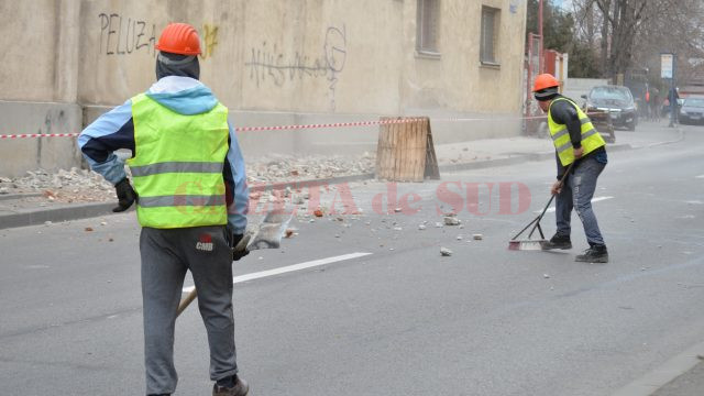 Muncitorii îndepărtau cu mătura bucăţile de moloz (Foto: Bogdan Grosu)