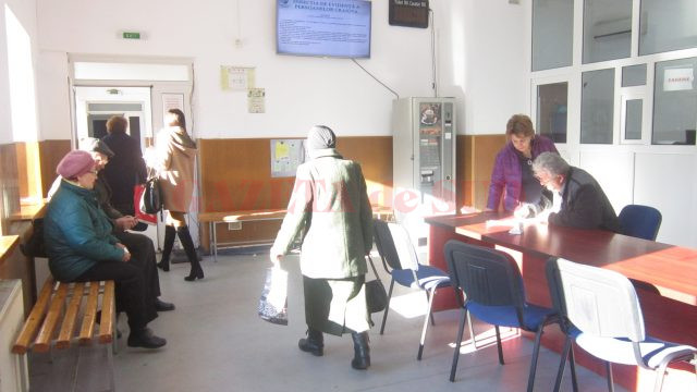 Zeci de craioveni și-au ridicat cărțile de identitate cu puțin timp înainte de a vota (Foto: Carmen Rusan)