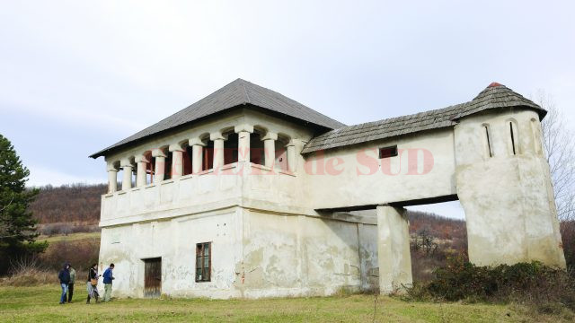 Cula lui Tudor Vladimirescu îşi aşteaptă vizitatorii cu uşile zăvorâte (Foto: Lucian Anghel)