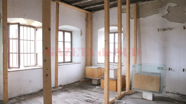 În Cula lui Tudor Vladimirescu se află stâlpi de susţinere, în loc de exponate (Foto: Lucian Anghel)