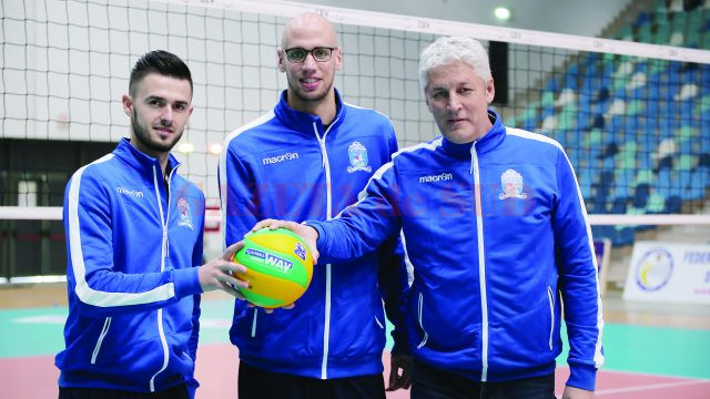 Jucătorii Marian Bala (stânga) şi Marcel Keller, alături de antrenorul Dan Pascu,  au probat mingea oficială a Ligii Campionilor (Foto: Lucian Anghel)