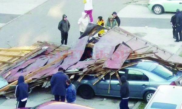 Acoperișuri fără autorizație doborâte de vânt (Foto: cititor Ionuț Băloi)