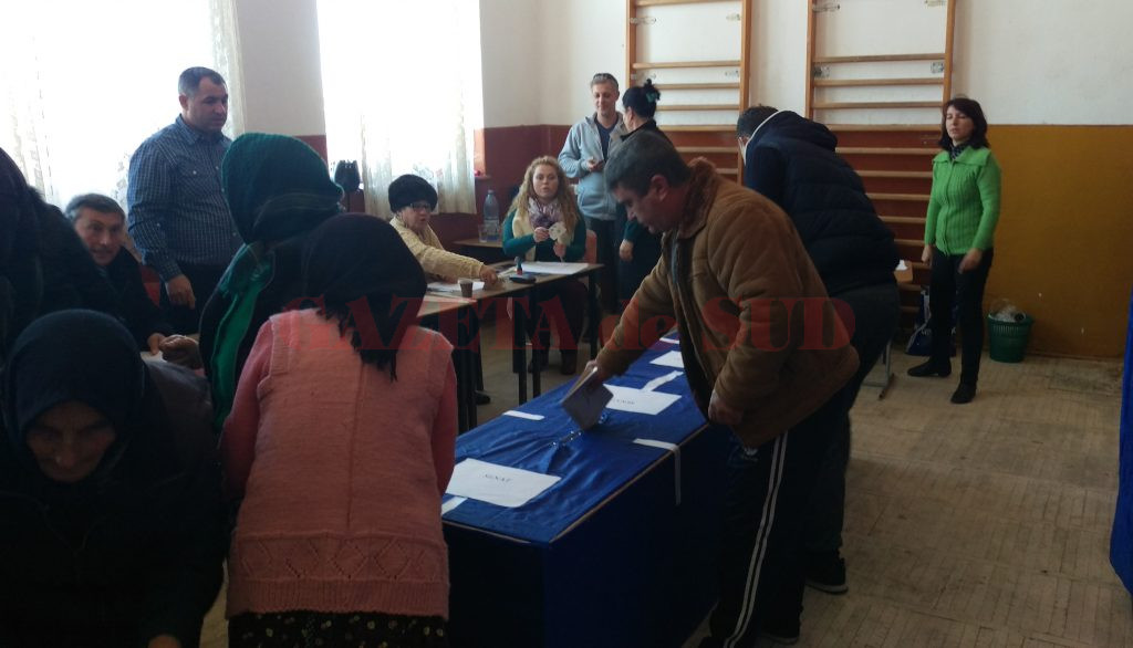 Aglomeraţie la Secţia de votare de la Rojişte (Foto: Marian Apipie)