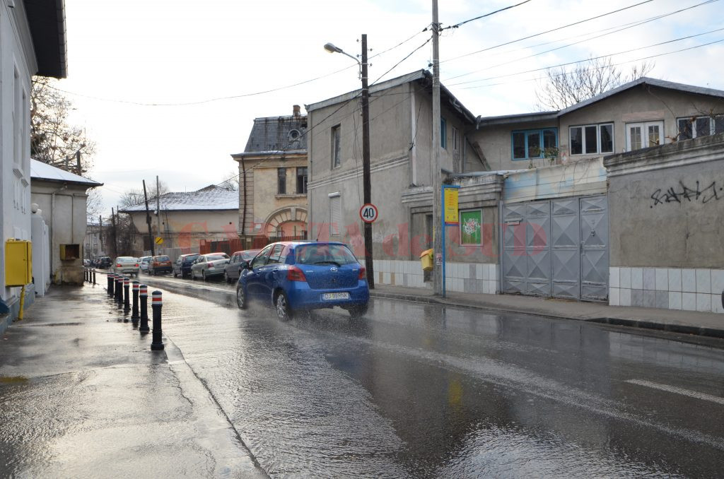 Apa din bazin a fost deversată pe carosabil (Foto; Bogdan Grosu)