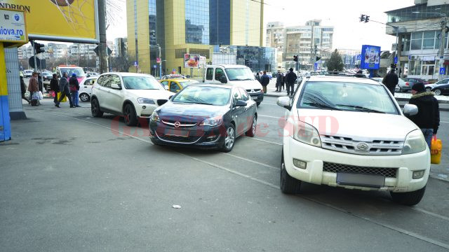 Odată cu intrarea în vigoare a hotărârii adoptate de guvern, șoferii pot parca  pe trotuar numai dacă acest lucru este permis prin marcaje și/sau indicatoare (Foto: arhiva GdS)