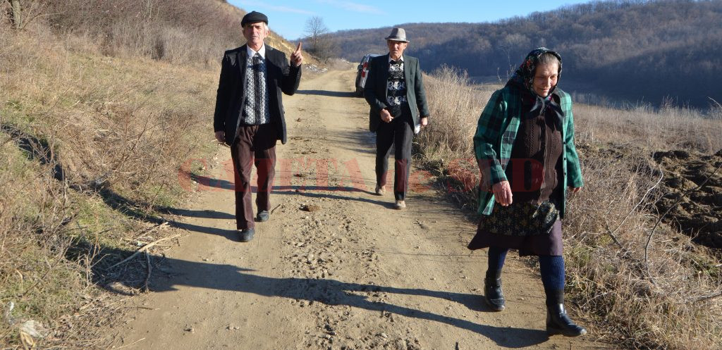 Locuitorii din Uscăci au mers două ore pe jos până la secţia de votare(foto:Claudiu Tudor)