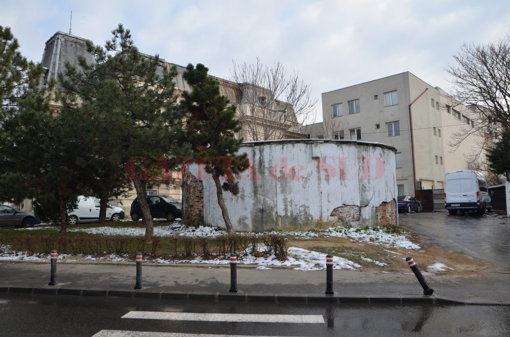 Bazinul cu apă pentru incendii care deservește Casa de Cultură a Studenților (Foto: Bogdan Grosu)